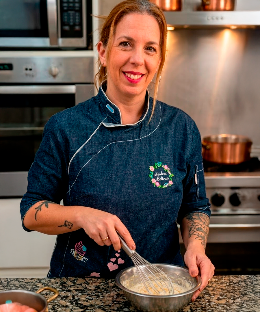 Andrea Beltran cocinando